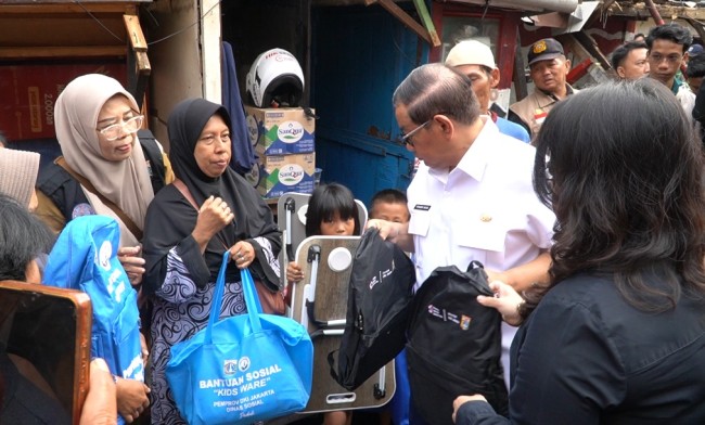 Peduli Sesama, PMI DKI Jakarta Salurkan Bantuan Bagi Warga Penyintas Kebakaran Di Taman Sari