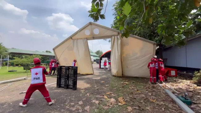 Relawan PMI Provinsi DKI Jakarta Dirikan Tenda Rub Hall di Base Ops Lanud Halim Perdanakusuma untuk Dukung Operasi Tanggap Darurat Nasional