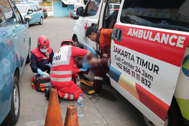 PMI Jaktim Berikan Layanan Kegawatdaruratan Medis Pada Insiden Kebakaran Kebon Pala