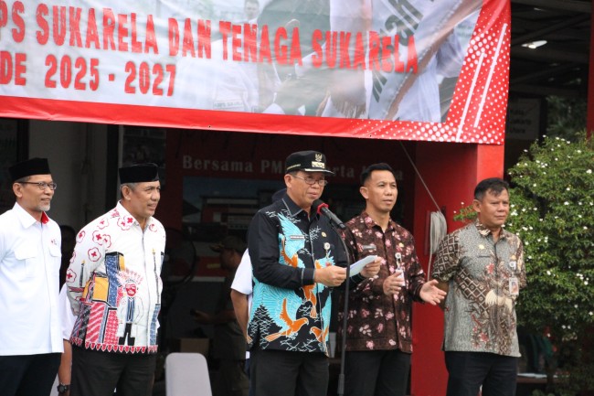 Ali Maulana Hakim Melantik dan  Mengambil Sumpah KSR dan TSR PMI Jakut