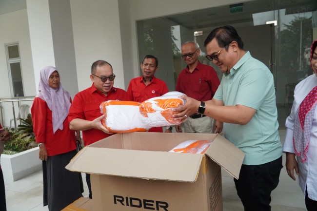 PMI Provinsi DKI Jakarta Terima Donasi Pakaian dari Rider Group