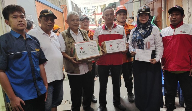 PMI Jakarta Barat Salurkan Bantuan dan Layanan Medis untuk Korban Kebakaran di Jembatan Besi