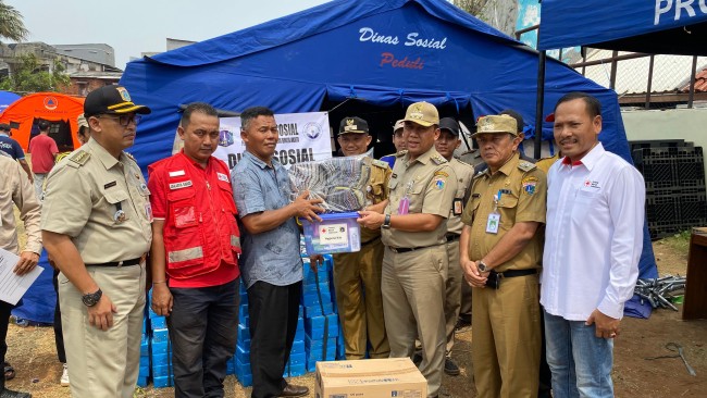 PMI Jakbar Distribusikan Bantuan Untuk Penyintas Kebakaran Di Kalianyar VI, Tambora