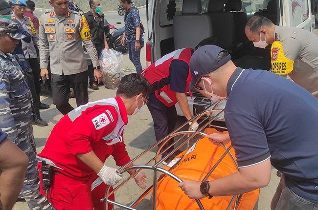 PMI Jakut Bantu Proses Evakuasi Jenazah Di Pelabuhan Muara Baru Menuju RS Polri