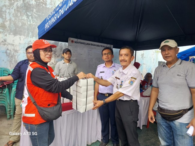 PMI Kota Jakarta Pusat Distribusikan Makanan Siap Saji untuk Penyintas Kebakaran di Kebon Kosong Kemayoran