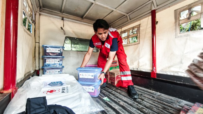PMI Jaktim Salurkan Bantuan Kebutuhan Dasar Bagi Penyintas Kebakaran di Duren Sawit