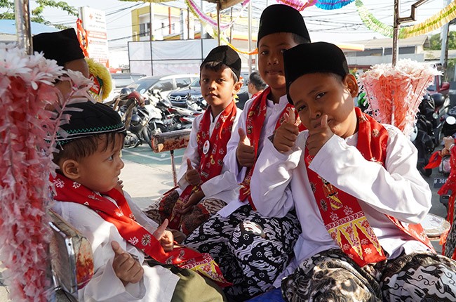 PMI dan Pemkot Jakut Arak Penganten Sunat Sambut HUT DKI