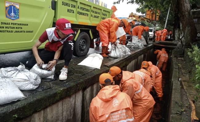 Wujudkan Lingkungan Sehat, PMI Jakarta Barat Salurkan Alat Kebersihan dan Layanan Promkes dalam Aksi "Jaga Jakarta Bersih"