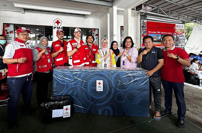 Okan Kornelius Dan Fauzi Baadila Bersama PMI Jakarta Barat Bantu Korban Kebakaran Depo Pertamina