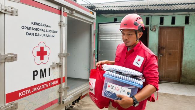 Ringankan Beban Warga Terdampak Kebakaran, PMI Jakarta Timur Salurkan Bantuan