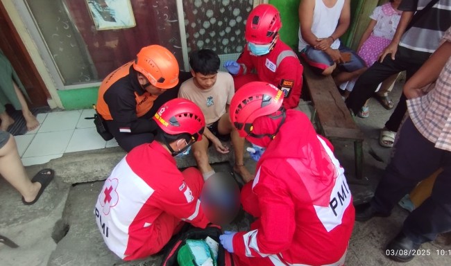 PMI Jaktim Kerahkan Ambulans Dan Petugas Medis Pada Musibah Kebakaran Kios Di Pulo Gebang