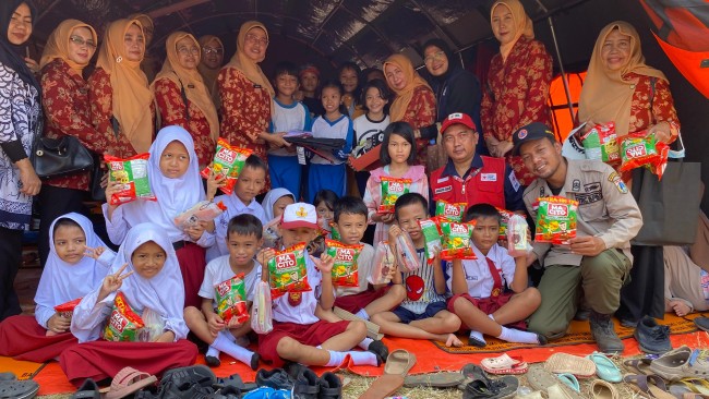 Kolaborasi PMI Jakbar, TP PKK Jakarta Barat Dan Orang Tua Group Sambangi Anak-Anak Penyintas Kebakaran Kalianyar