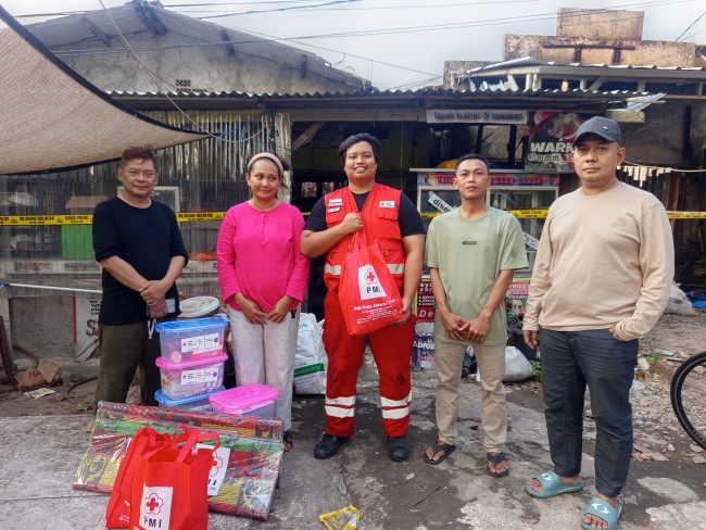 PMI Jakarta Timur Hadir Ringankan Beban Penyintas Kebakaran Cipinang