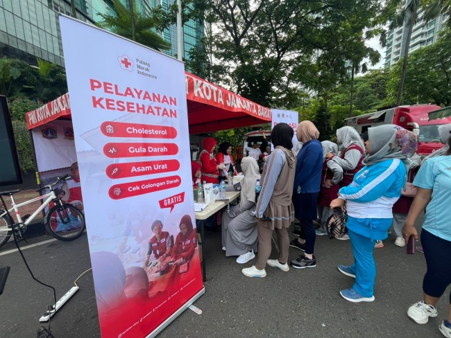 Warga Antre Cek Kesehatan PMI Jakbar di HBKB Kembangan