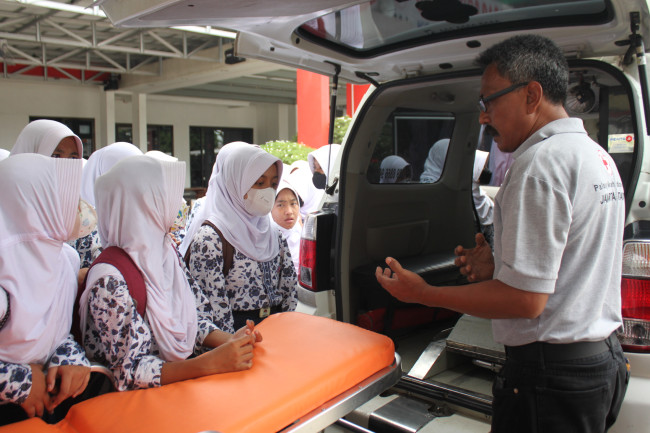 PMI Jakut Berikan Edukasi Kepalangmerahan dan SMAB kepada Anggota PMR SMPN 282 Jakarta