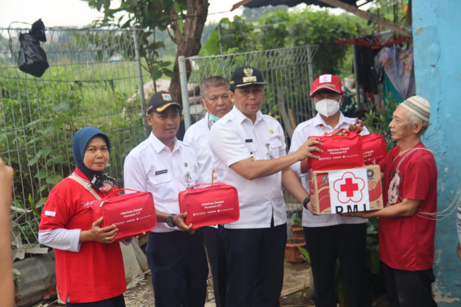 PMI Jaksel Salurkan Bantuan Untuk Korban Puting Beliung Di Srengseng Sawah