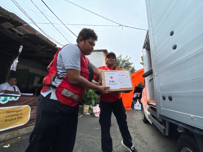 Penuhi Kebutuhan Dasar Penyintas, PMI Jakbar Salurkan Bantuan Berupa Natura