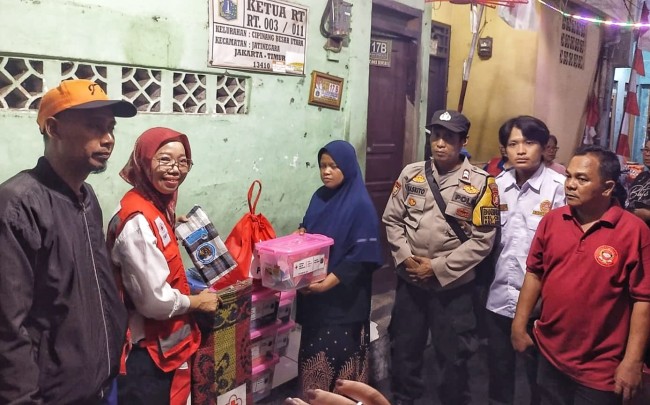 PMI Jakarta Timur Salurkan Bantuan Bagi Penyintas Kebakaran di Kelurahan Cipinang
