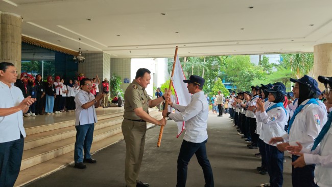 Hendra Hidayat Melepas Kontingen PMI Jakut