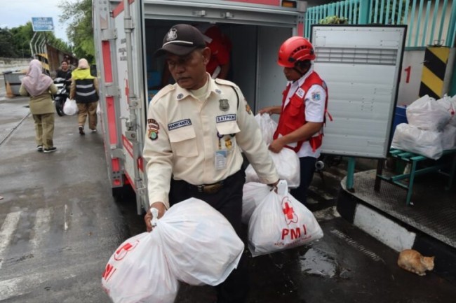 PMI Jakarta Timur Salurkan 1.000 Roti dan 40 Dus Air Mineral untuk Warga Terdampak Banjir Rawa Terate