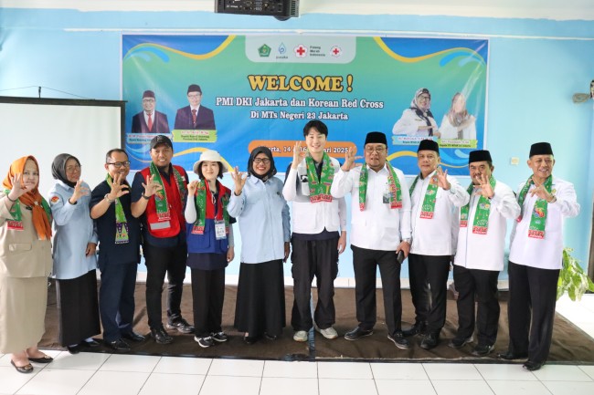 Aktor Korea Jung IL Woo Bersama Rombongan Palang Merah Korea Sambangi MTsN 23 Jakarta