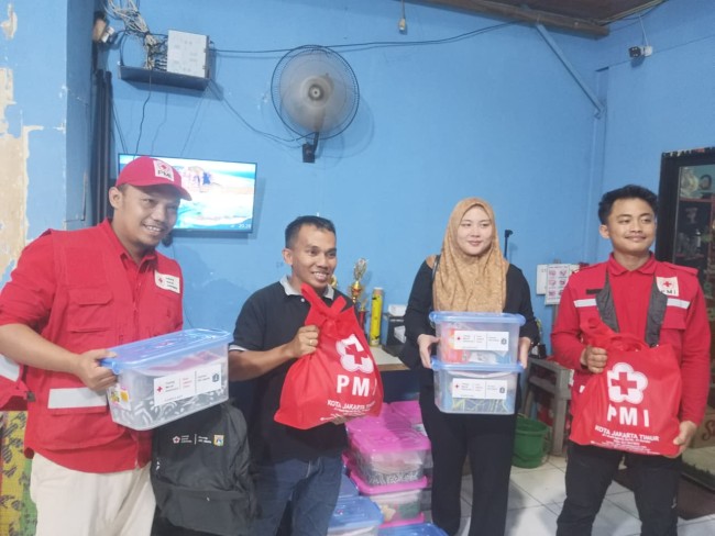 PMI Jaktim Salurkan Bantuan Kebutuhan Dasar Bagi Penyintas Kebakaran di Kebon Pala