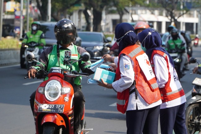Pengguna Jalan Kramat Raya Terima 3.000 Masker Guna Lindungi Diri Dari Abu Vulkanik