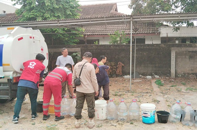 Bantu Warga Terdampak Kekeringan, PMI Jaksel Kembali Distribusikan Air Bersih