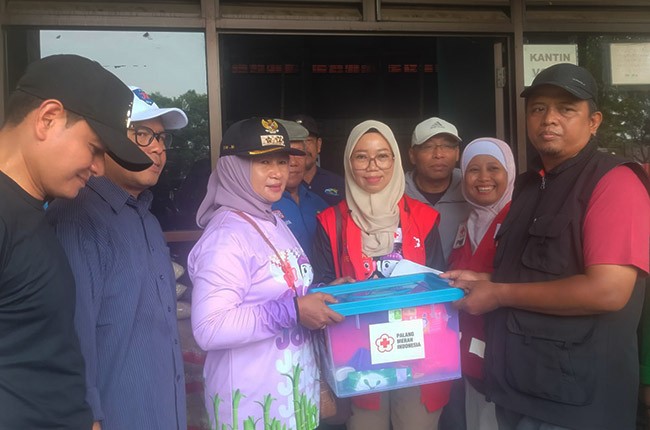 PMI Jaktim Salurkan Bantuan Untuk Penyintas Kebakaran di Pondok Bambu
