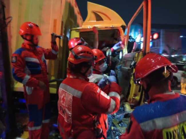 PMI Jakarta Timur dan Tim Rescue Damkar Berhasil Evakuasi Korban Kecelakaan di Fly Over Buaran