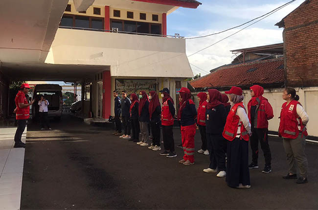 Berikan Layanan Kemanusiaan, PMI Jaktim Kirim Relawan Ke Tempat Pengungsian Kebakaran Depo Pertamina Plumpang