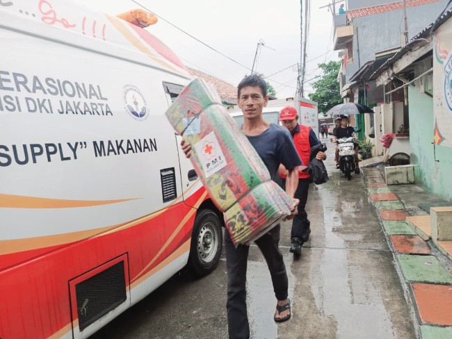PMI Jakarta Timur Salurkan Bantuan untuk Penyintas Kebakaran Cakung Timur