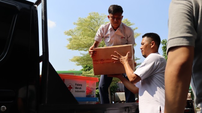 PMI Salurkan Bantuan untuk Penyintas Kebakaran di Grogol Utara, Kebayoran Lama