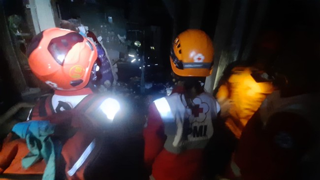 Tanggap Cepat, PMI Jakarta Utara Bantu Penyintas Kebakaran di Penjaringan