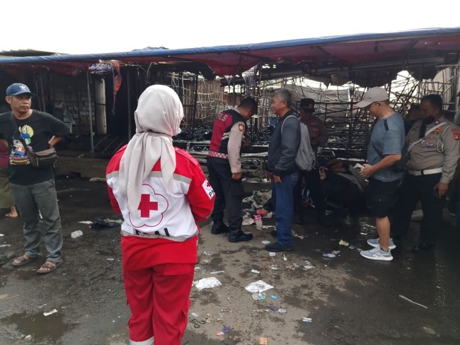 Kebakaran Hanguskan Lapak Pedagang di Cengkareng Timur, PMI Jakarta Barat Terjunkan Tim Medis