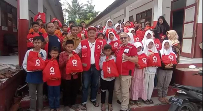 Wajah Penuh Ceria Terpancar Dari Siswa-Siswi SDN Gasol, Saat Menerima Paket Hygiene Kit Dari PMI Kota Jakarta Selatan