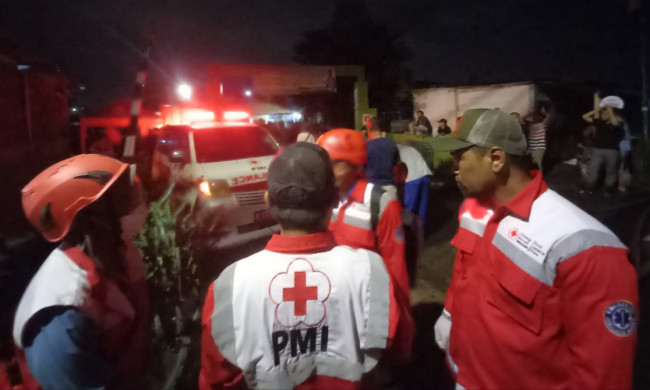 PMI se DKI Jakarta Siagakan Ambulans Pada Musibah Kebakaran Depo Pertamina Plumpang