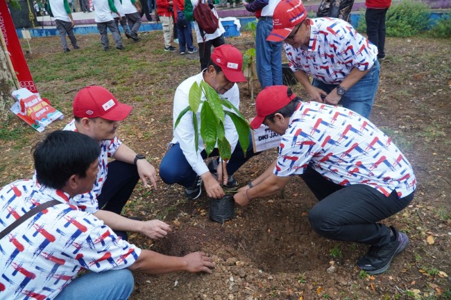 Usai Pembukaan Latgab Sibat, Rustam Effendi Lakukan Penanaman Pohon Di Hutan Kota Kebumen