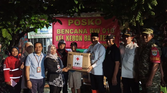 PMI Jaksel Kirim Bantuan Kemanusiaan di Posko Banjir Kelurahan Kebon Baru