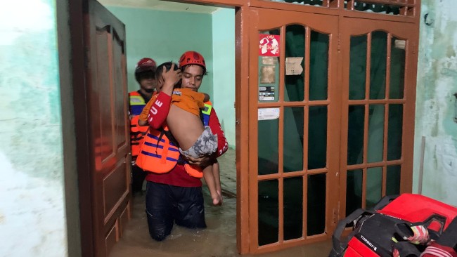 PMI Jaksel Bantu Evakuasi Balita dan Warga di Pejaten Timur