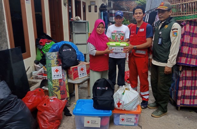 PMI Jaktim Distribusikan Bantuan untuk Penyintas Kebakaran di Kelapa Dua Wetan