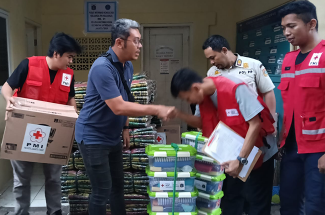 PMI Jaktim Salurkan Bantuan Untuk Penyintas Kebakaran di Kelurahan Rawa Bunga