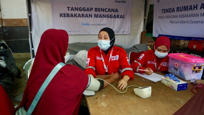 PMI Jakbar Kirim Bantuan dan Layanan Kesehatan Untuk Penyintas Kebakaran Manggarai, Jaksel