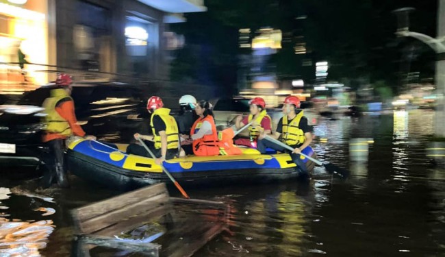 PMI Jaksel Kerahkan Relawan dan Perahu Karet Bantu Evakuasi Warga Terdampak Banjir