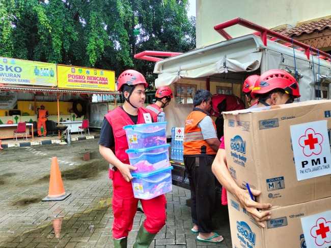 PMI Jakarta Timur Salurkan Bantuan bagi Warga Terdampak Banjir