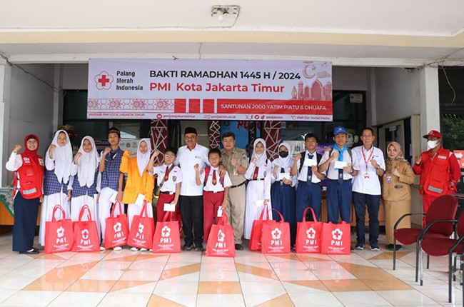 PMI Jaktim Bagikan 2.000 Paket Sembako Pada 10 Kecamatan Se Jakarta Timur