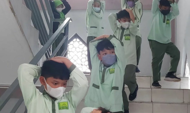 Tanamkan Tanggap Bencana Sejak Dini, SIT Citra Az Zahra Gelar Simulasi Bencana Gempa
