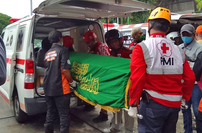 Ambulans PMI Bantu Proses Evakuasi Jenazah Tembok Roboh Di Tebet