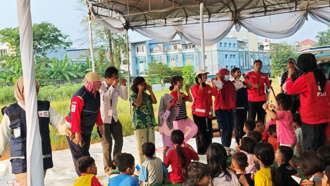 PMI Jakarta Utara Berikan Layanan Medis dan Trauma Healing di Lokasi Kebakaran Kapuk Muara