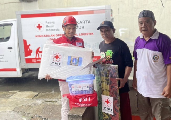 PMI Jaktim Hadir Salurkan Bantuan bagi Warga Terdampak Rumah Rubuh